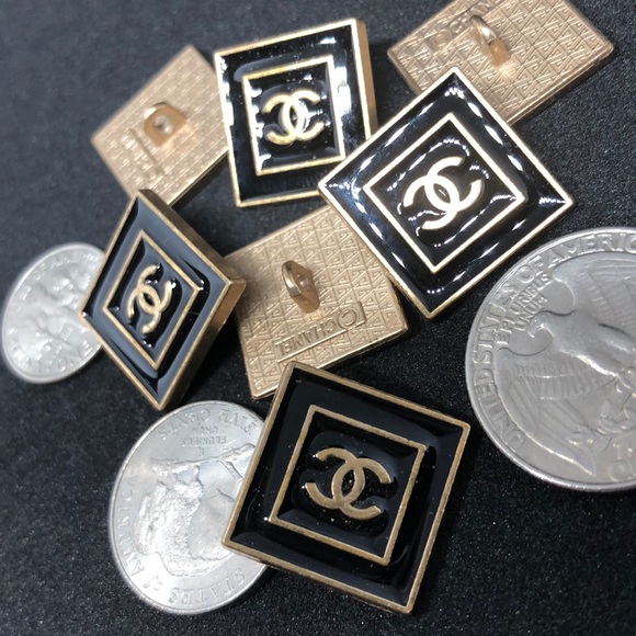 Chanel metal buttons. - Picture 3 of 4